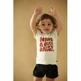 Overview second image: Feetje shirt have a nice daisy